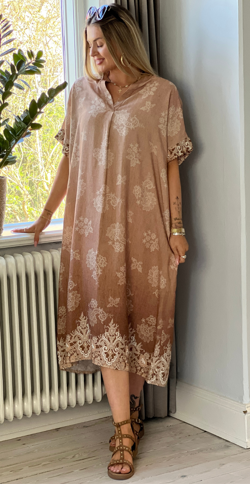 Mai kjole med blomsterprint og v-hals camel LikeLondon