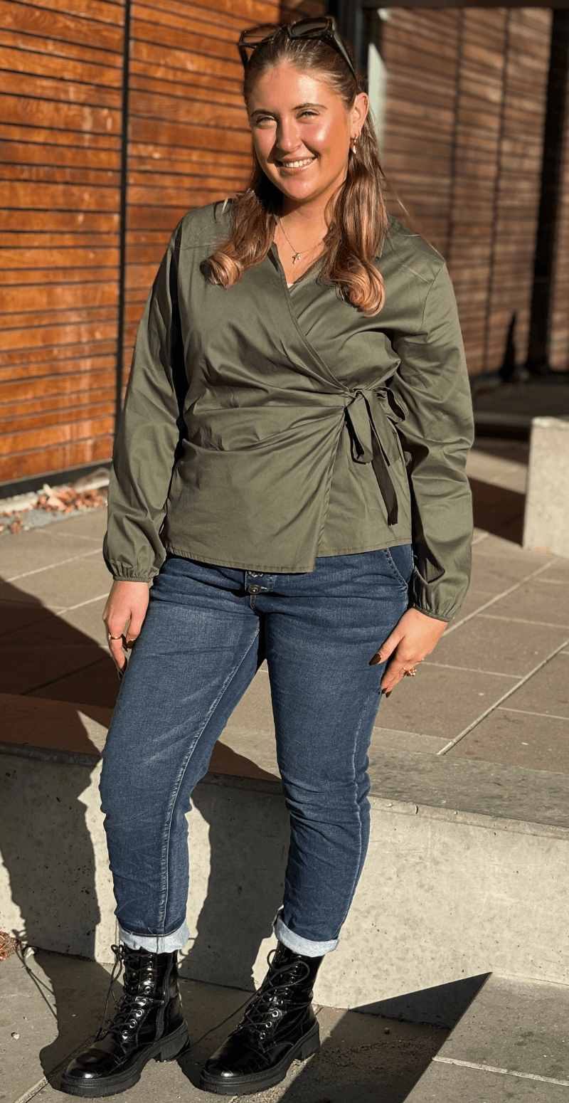 Maria slå om bluse med bindebånd military LikeLondon