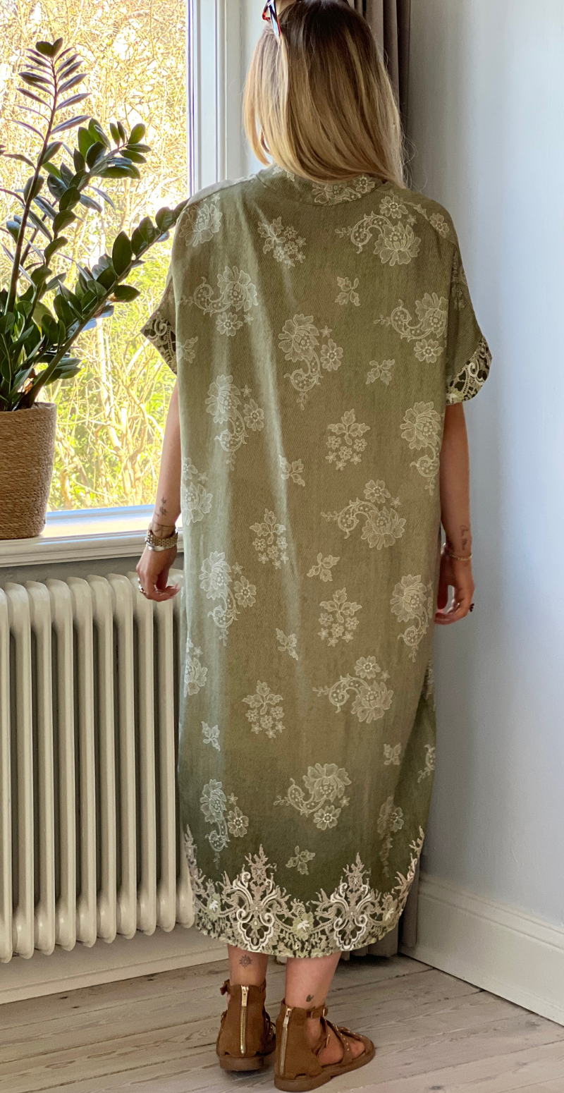 Mai kjole med blomsterprint og v-hals khaki LikeLondon