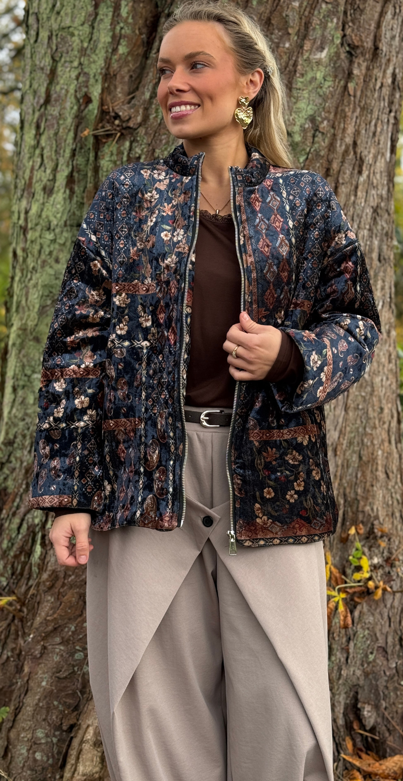Sibylle jakke i velour med lynlås og blomsterprint navy LikeLondon