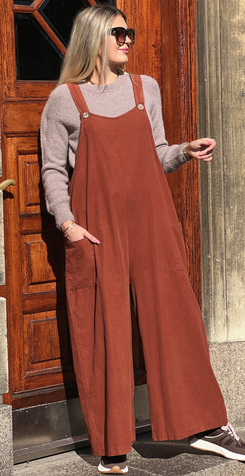 Esry buksedragt i fløjl og med træknapper tabacco LikeLondon