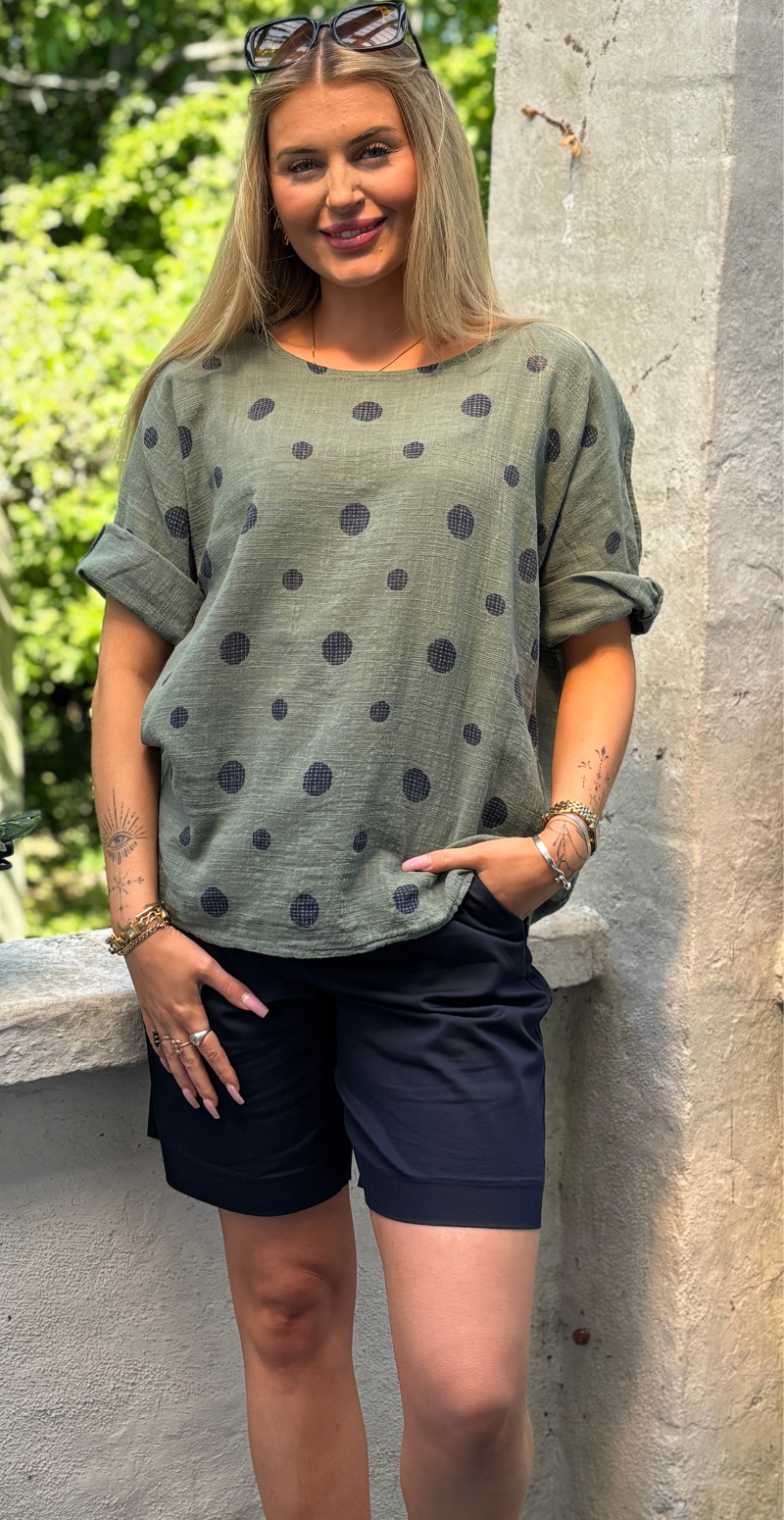 Blair bluse med 3/4 ærme og prikker khaki LikeLondon