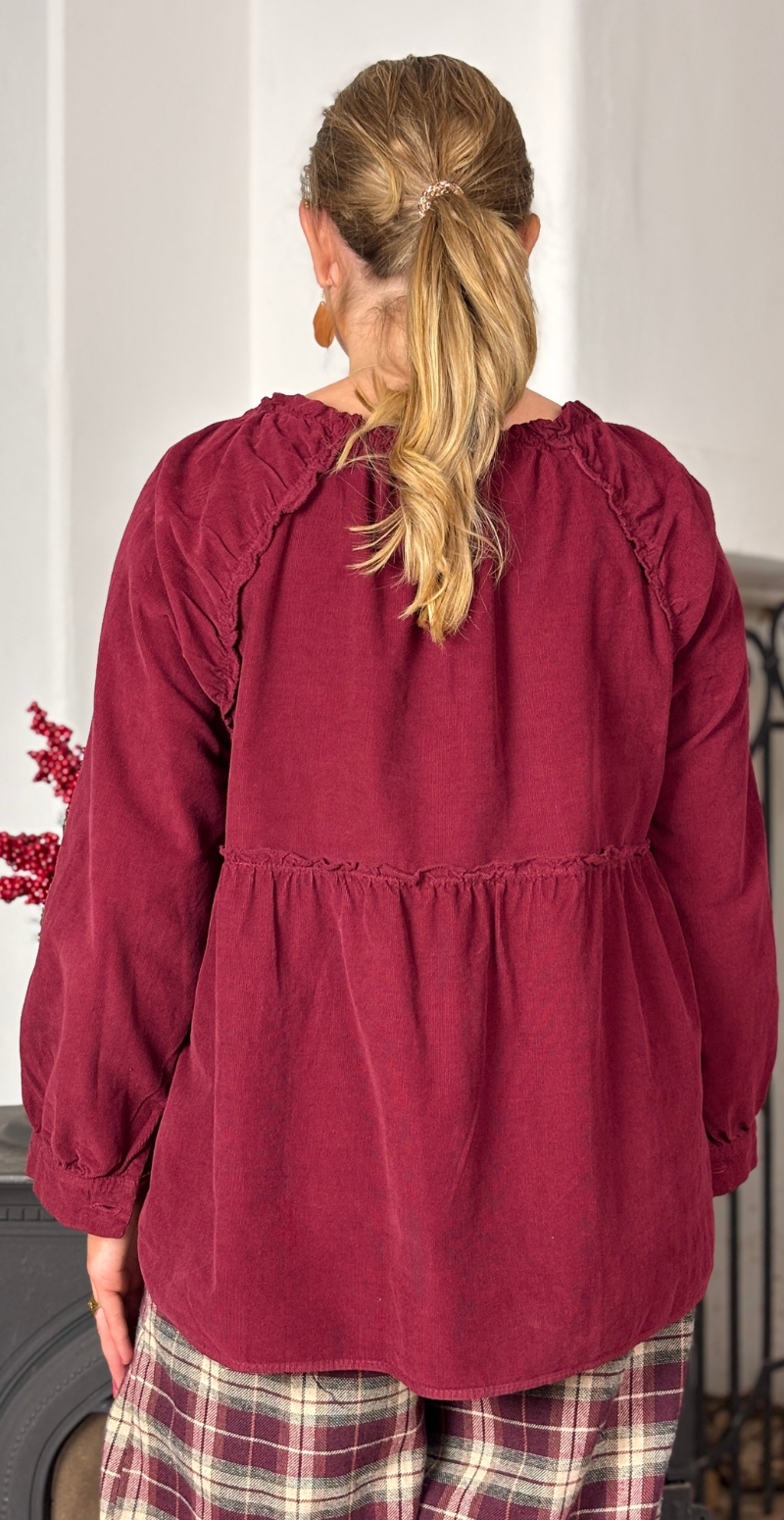 Rosina fløjls bluse med flæsedetalje bordeaux LikeLondon