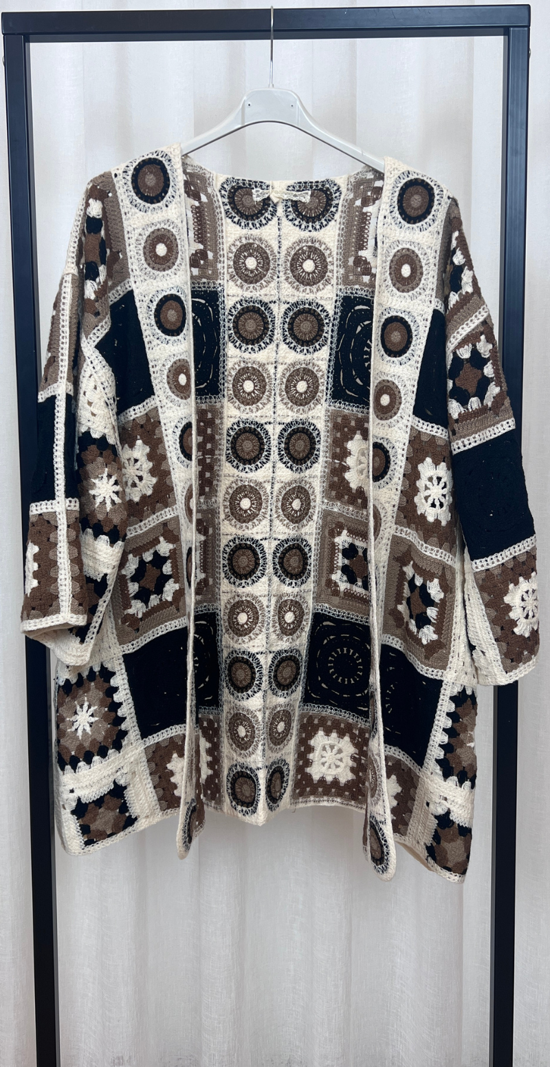 Ludmilla mellemlang cardigan med hæklet mønster sort LikeLondon