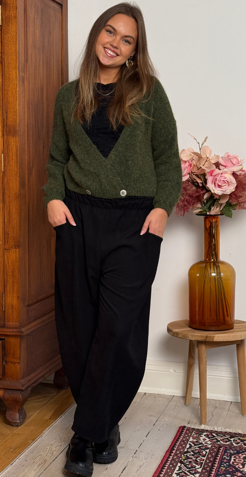 Kitty strikcardigan med wrapeffekt og knapper army LikeLondon