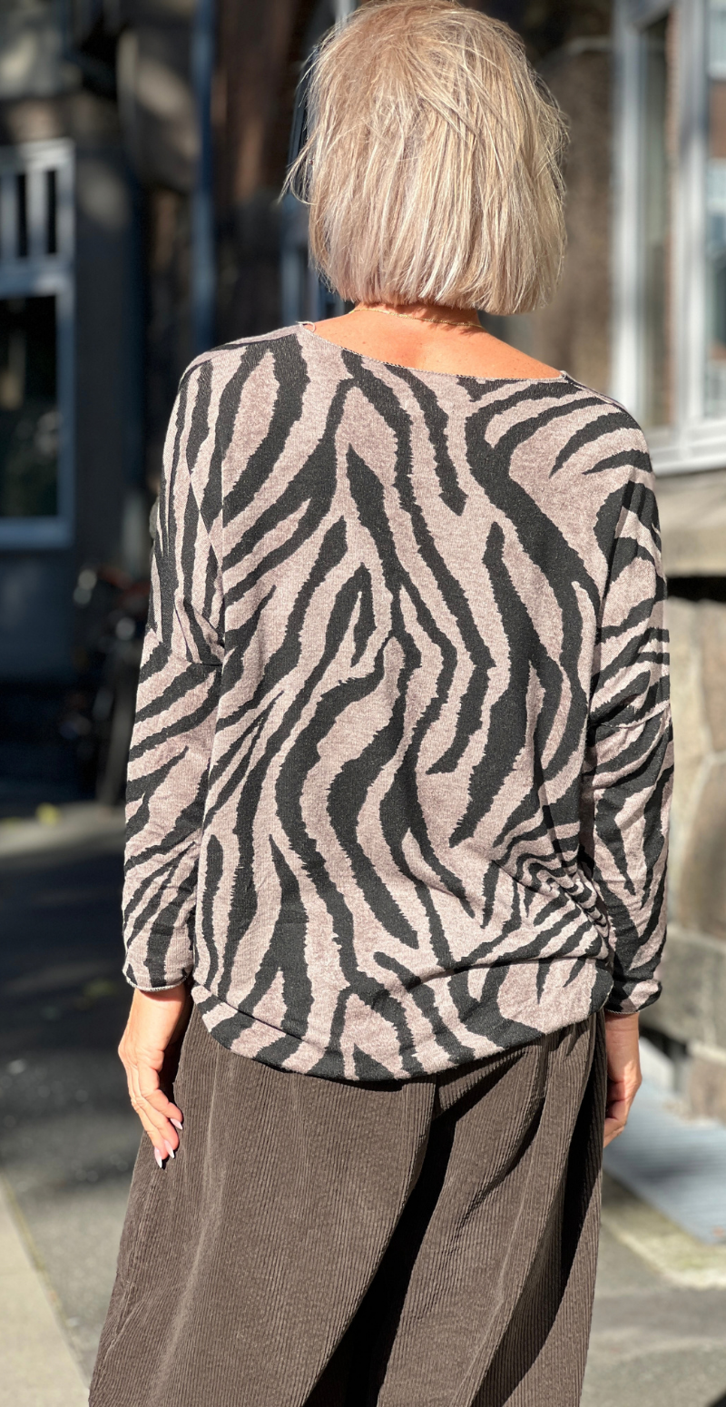 Zika bluse med v-hals og zebraprint fango LikeLondon