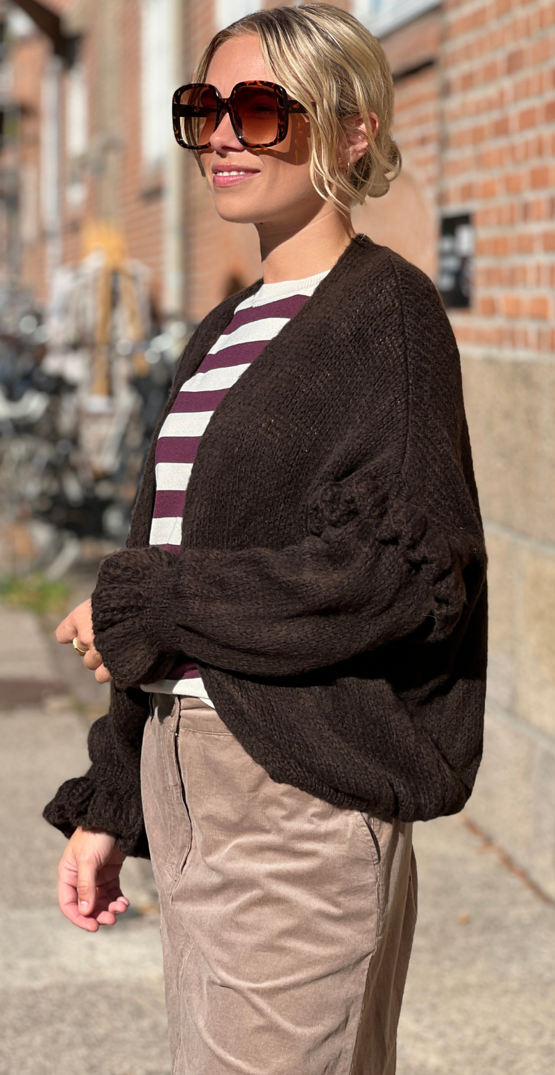 Skylar strikcardigan med flæsedetaljer på ærmet brun LikeLondon