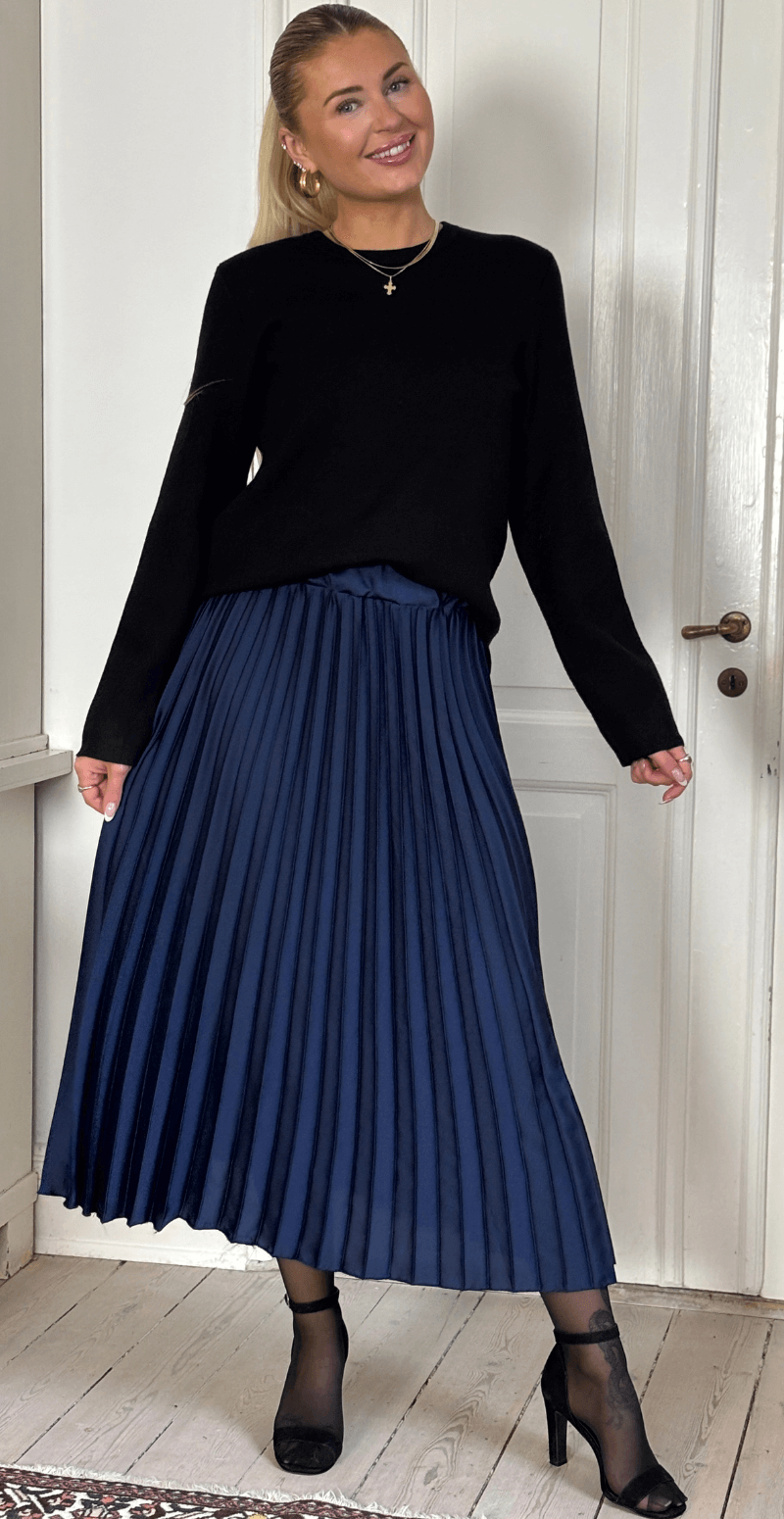 Camma plisseret satin nederdel navy LikeLondon