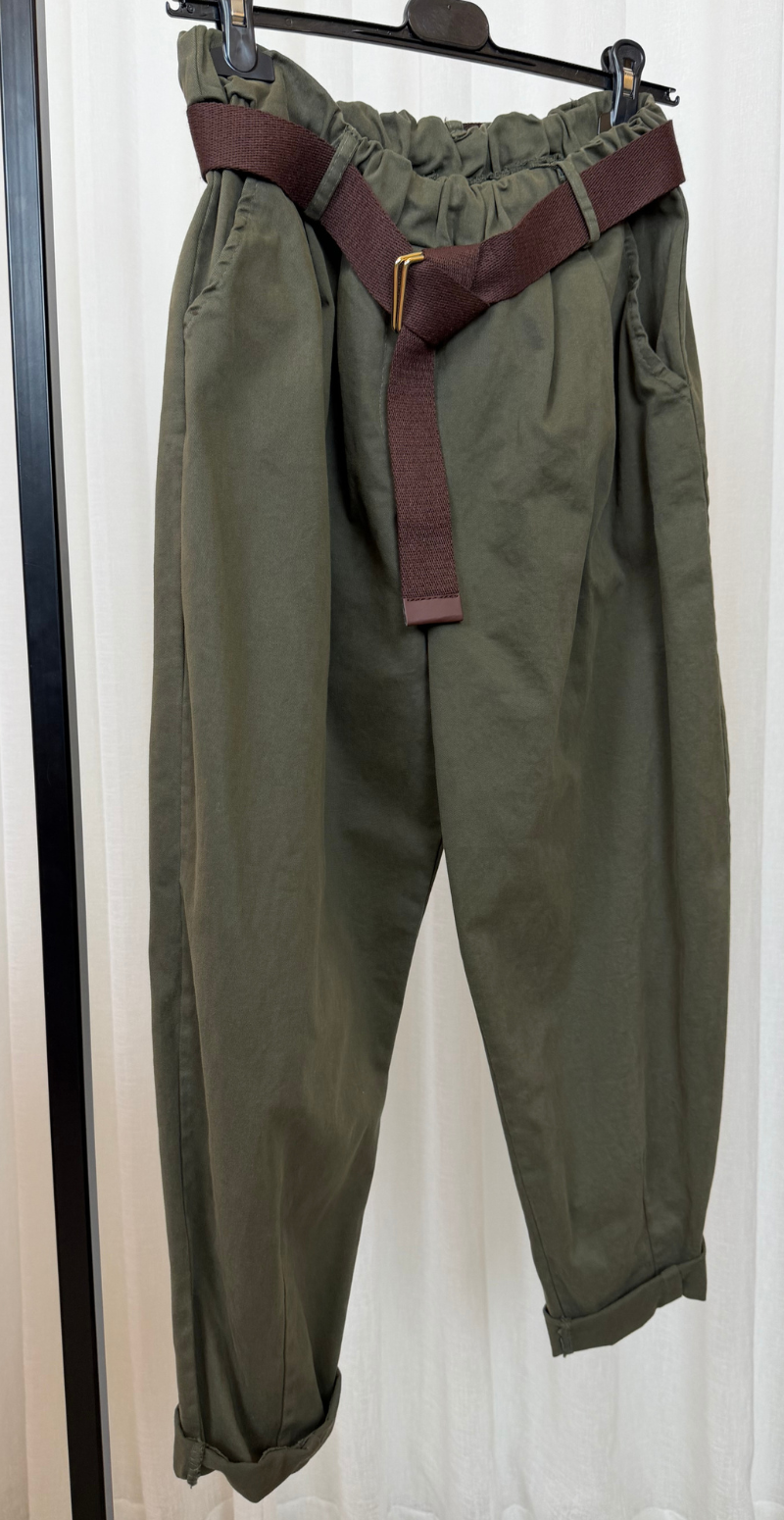 Therese bukser i twill med elastik i taljen og skrålommer khaki LikeLondon