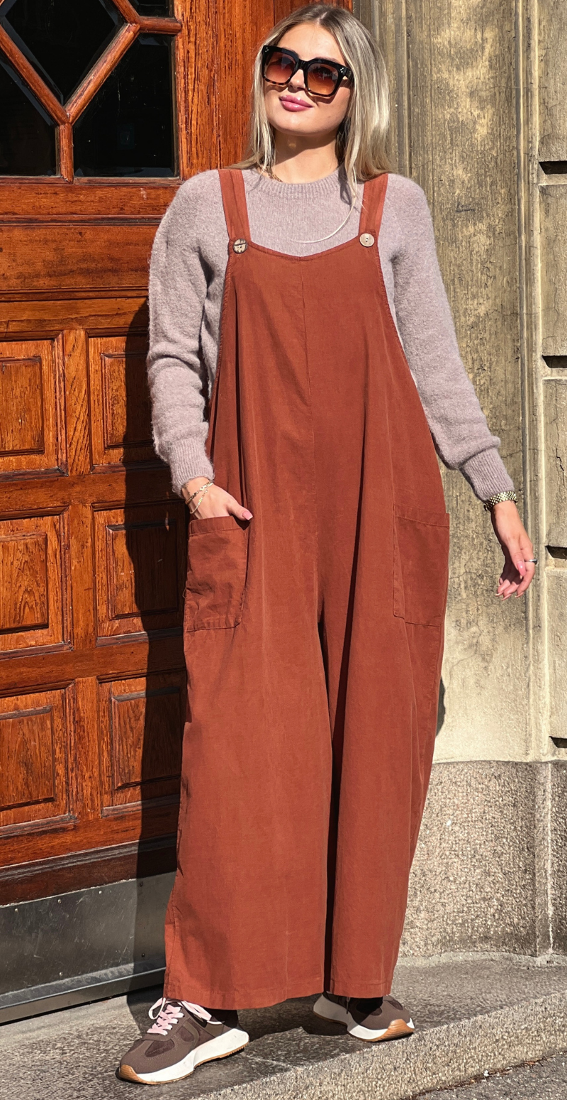 Esry buksedragt i fløjl og med træknapper tabacco LikeLondon