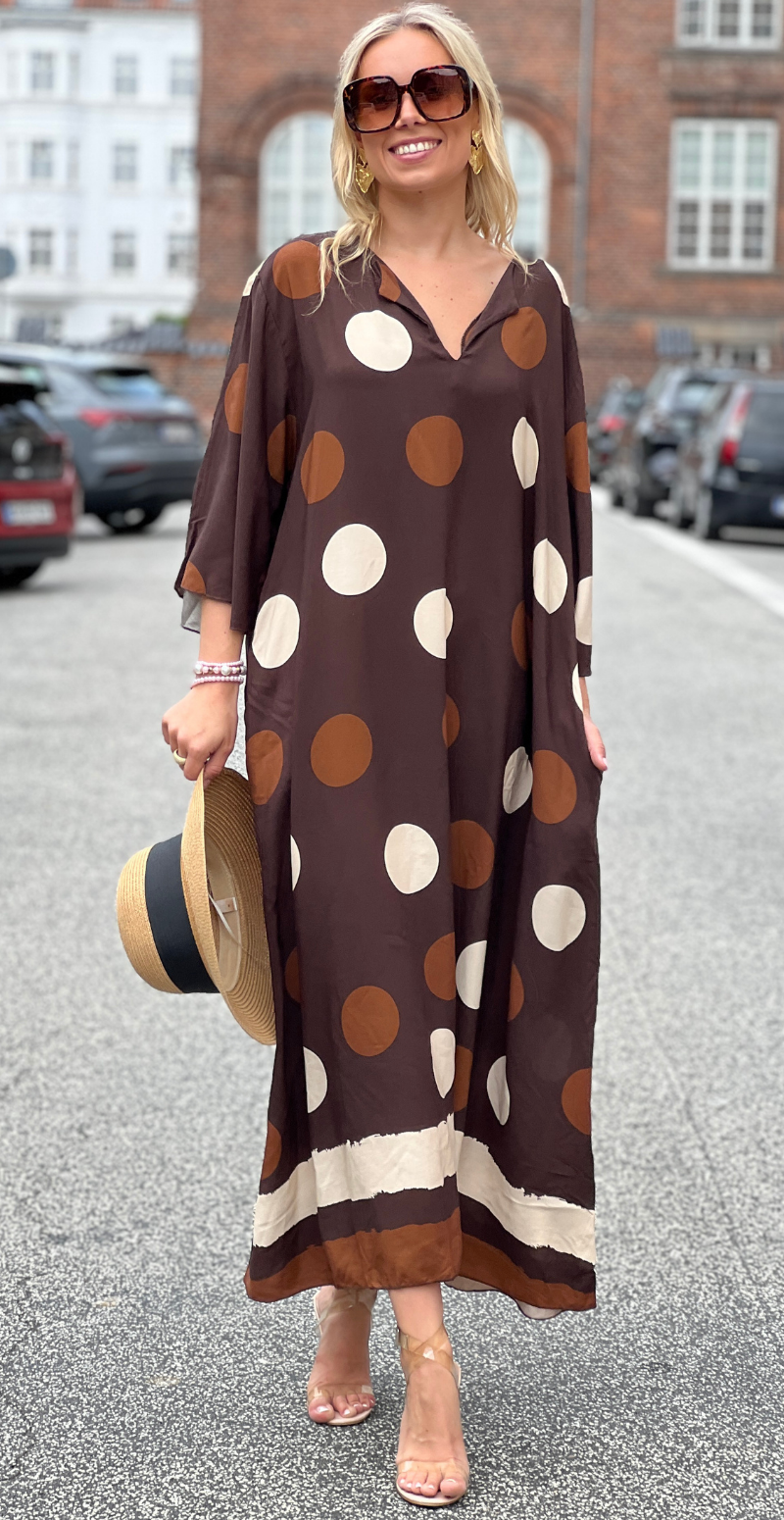 Effie lang kjole med store dots og lommer brun LikeLondon