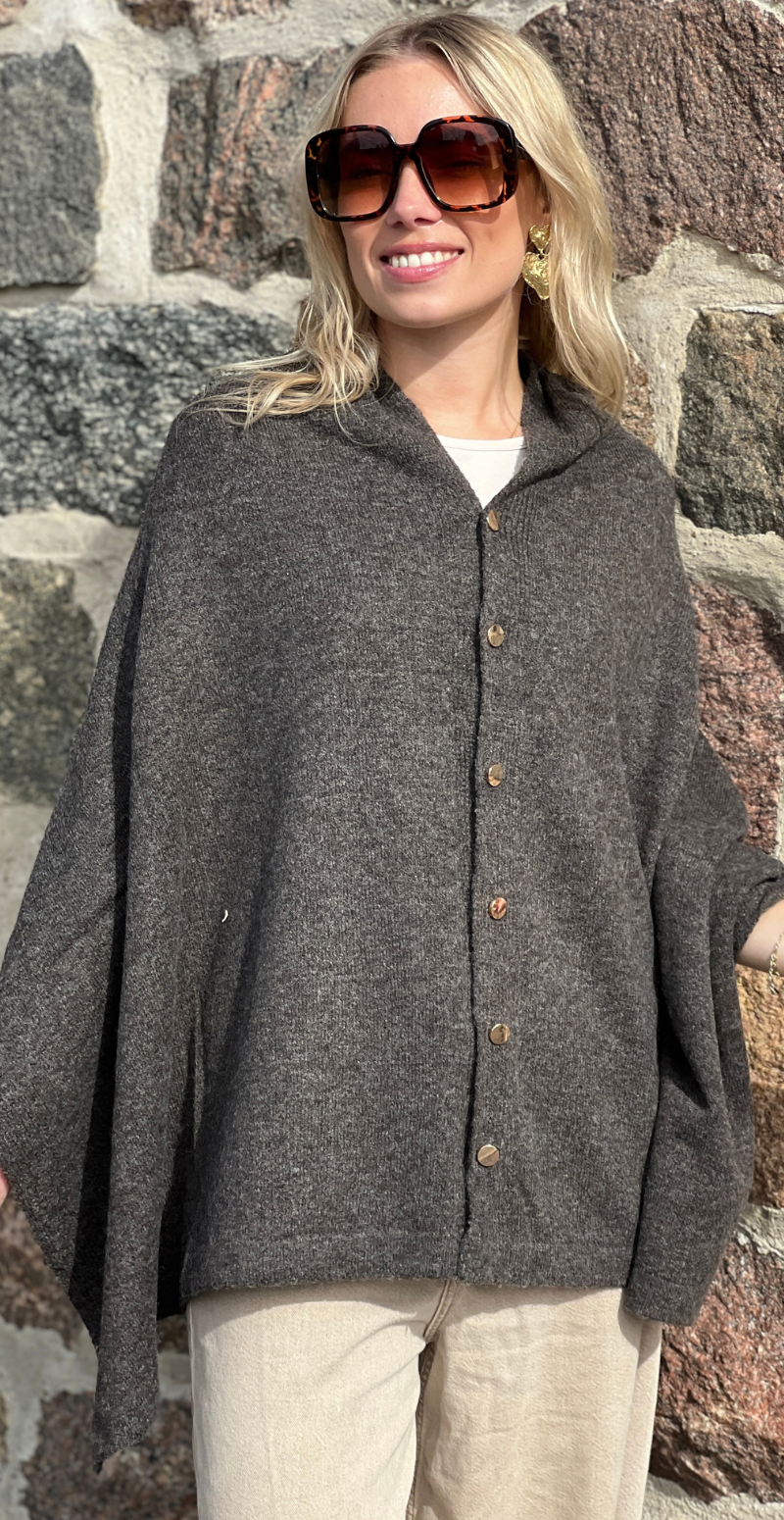 Uldponcho med guldknapper coffee LikeLondon