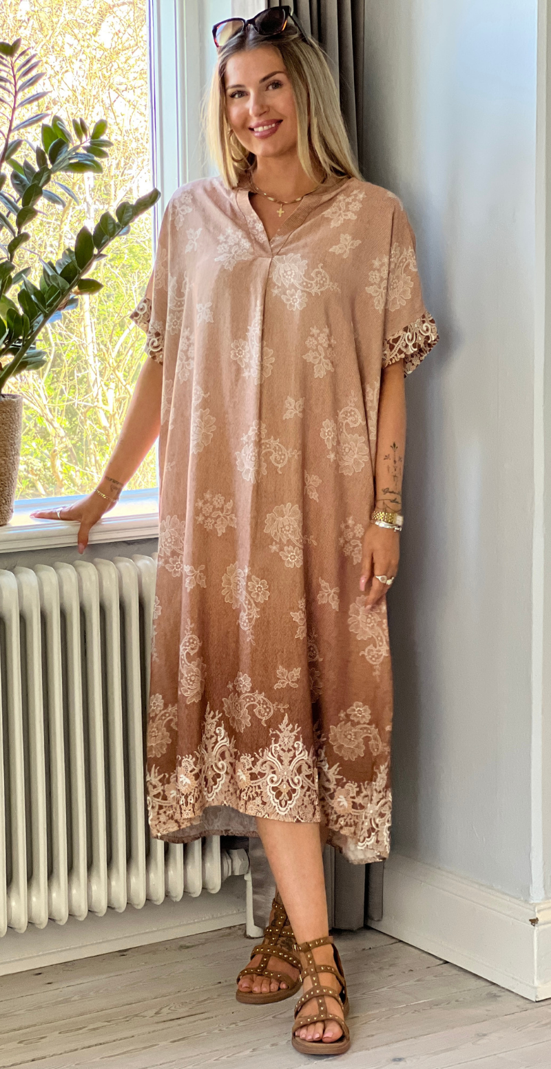 Mai kjole med blomsterprint og v-hals camel LikeLondon