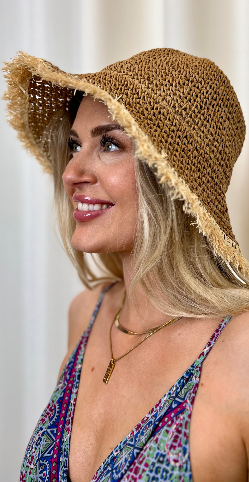 Hat i bast med frynser camel LikeLondon