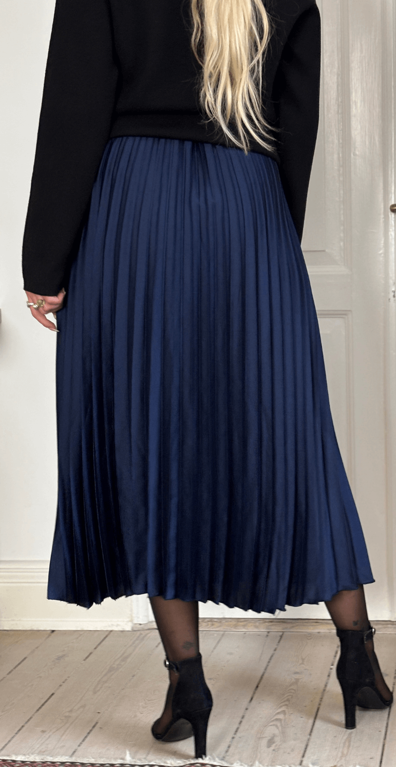 Camma plisseret satin nederdel navy LikeLondon