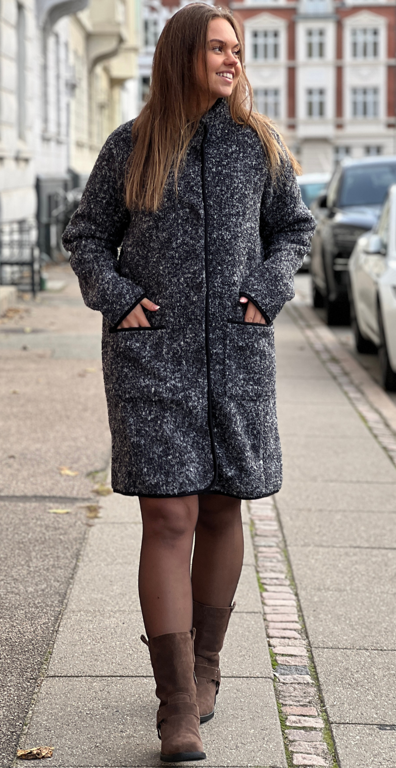 Patricia lang jakke i teddylook med lommer grå LikeLondon