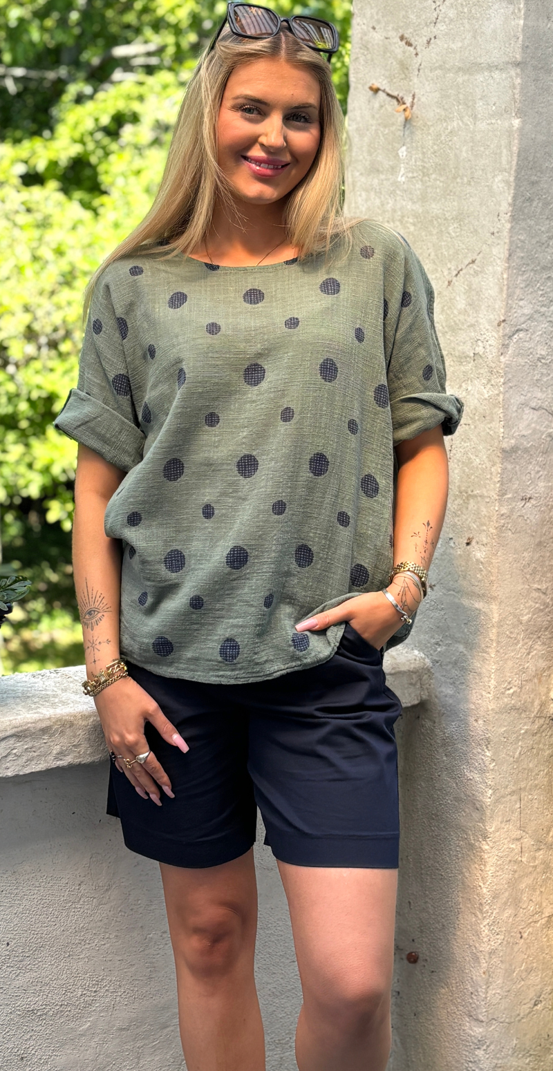 Blair bluse med 3/4 ærme og prikker khaki LikeLondon