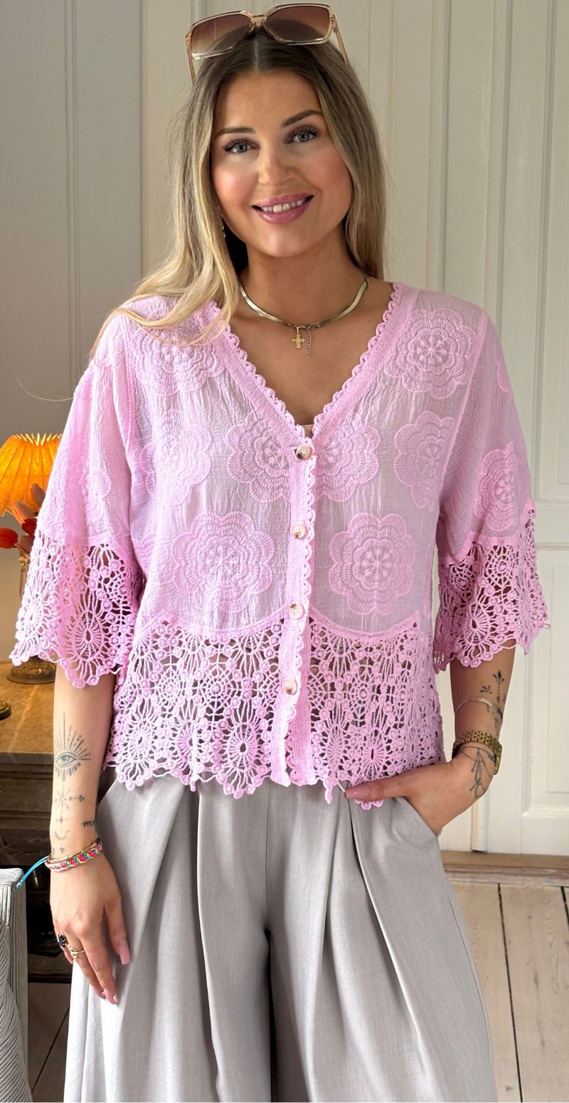 Silvia cardigan med 3/4 ærmer og hæklede kanter rosa LikeLondon