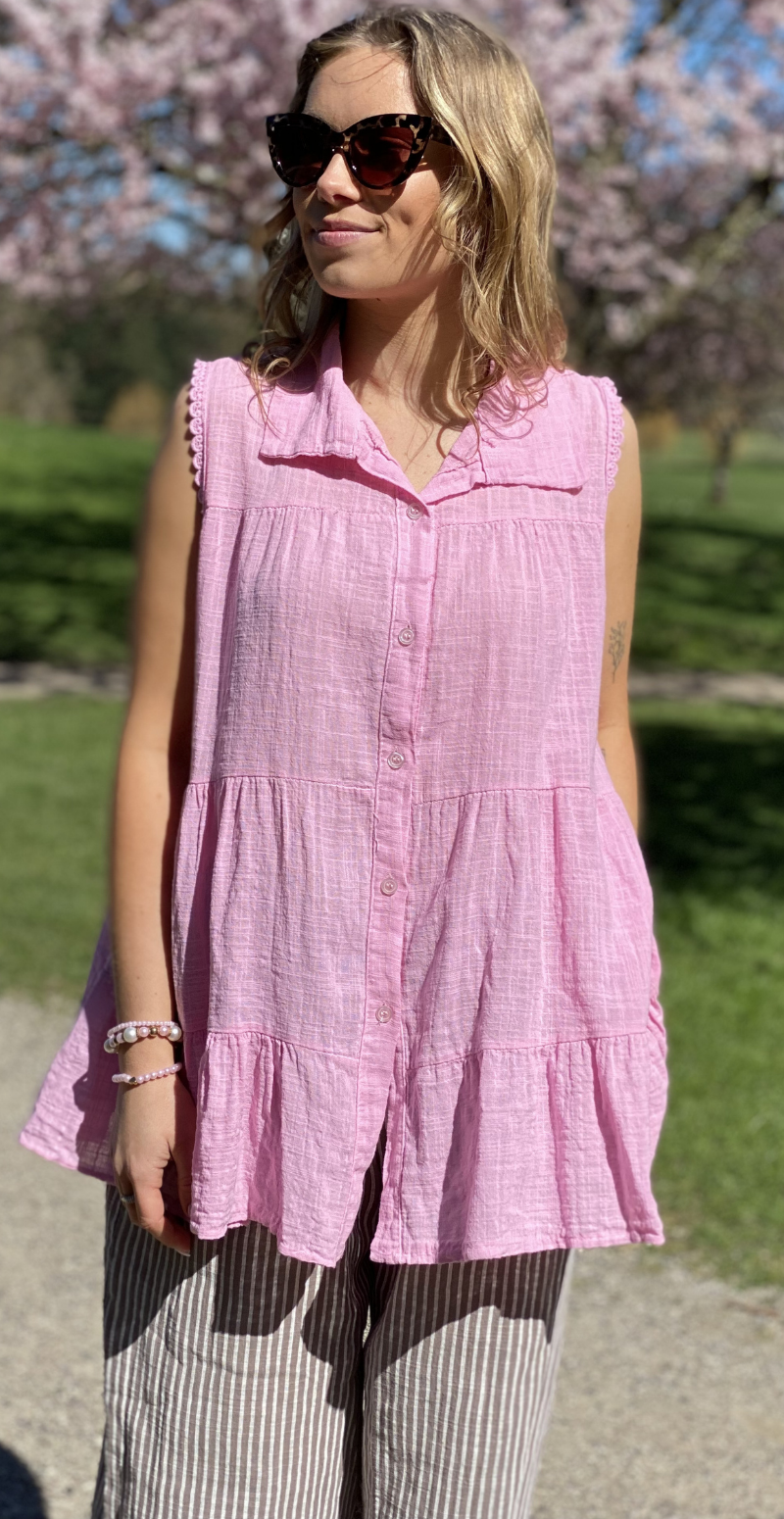 Rinda bluse uden ærmer med peplum og hæklede detaljer pink LikeLondon