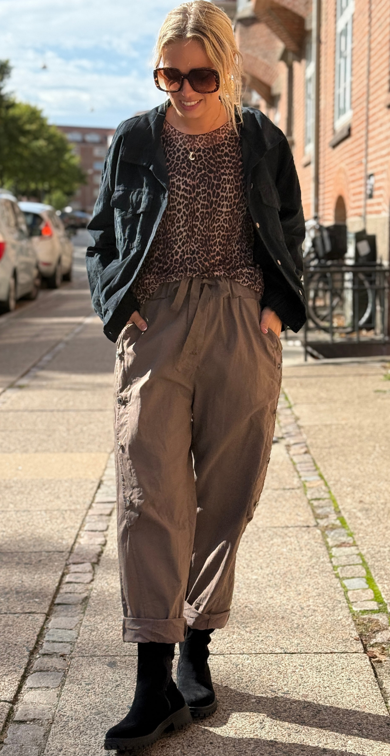 Asta bukser med knapper langs buksebenene og elastik i taljen dark brown LikeLondon