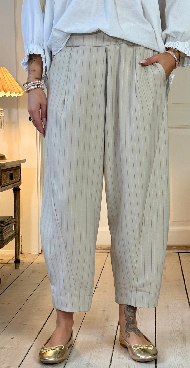 Cleo nålestribet buks i barrel-fit beige LikeLondon