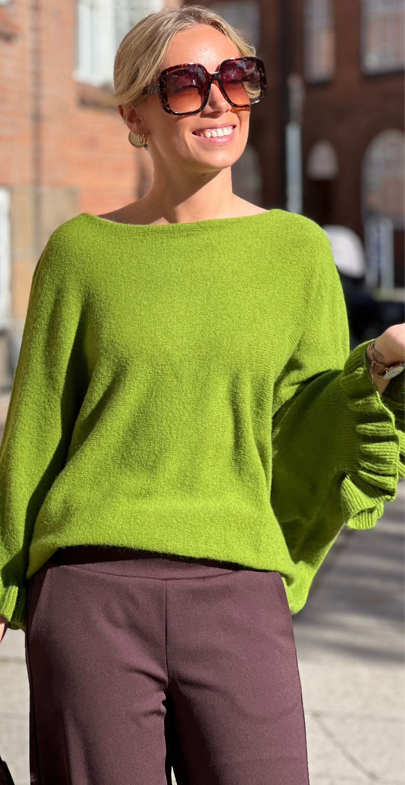 Louise strikbluse i baby alpaca med flæsedetaljer og 3/4 ærmer olive LikeLondon