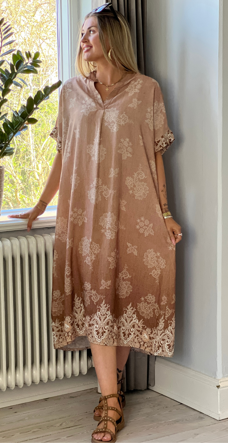 Mai kjole med blomsterprint og v-hals camel LikeLondon
