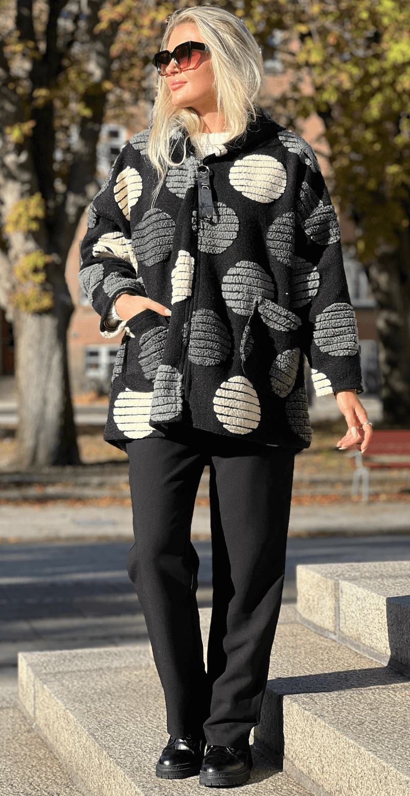 Freya uldjakke store prikker og lynlås sort LikeLondon