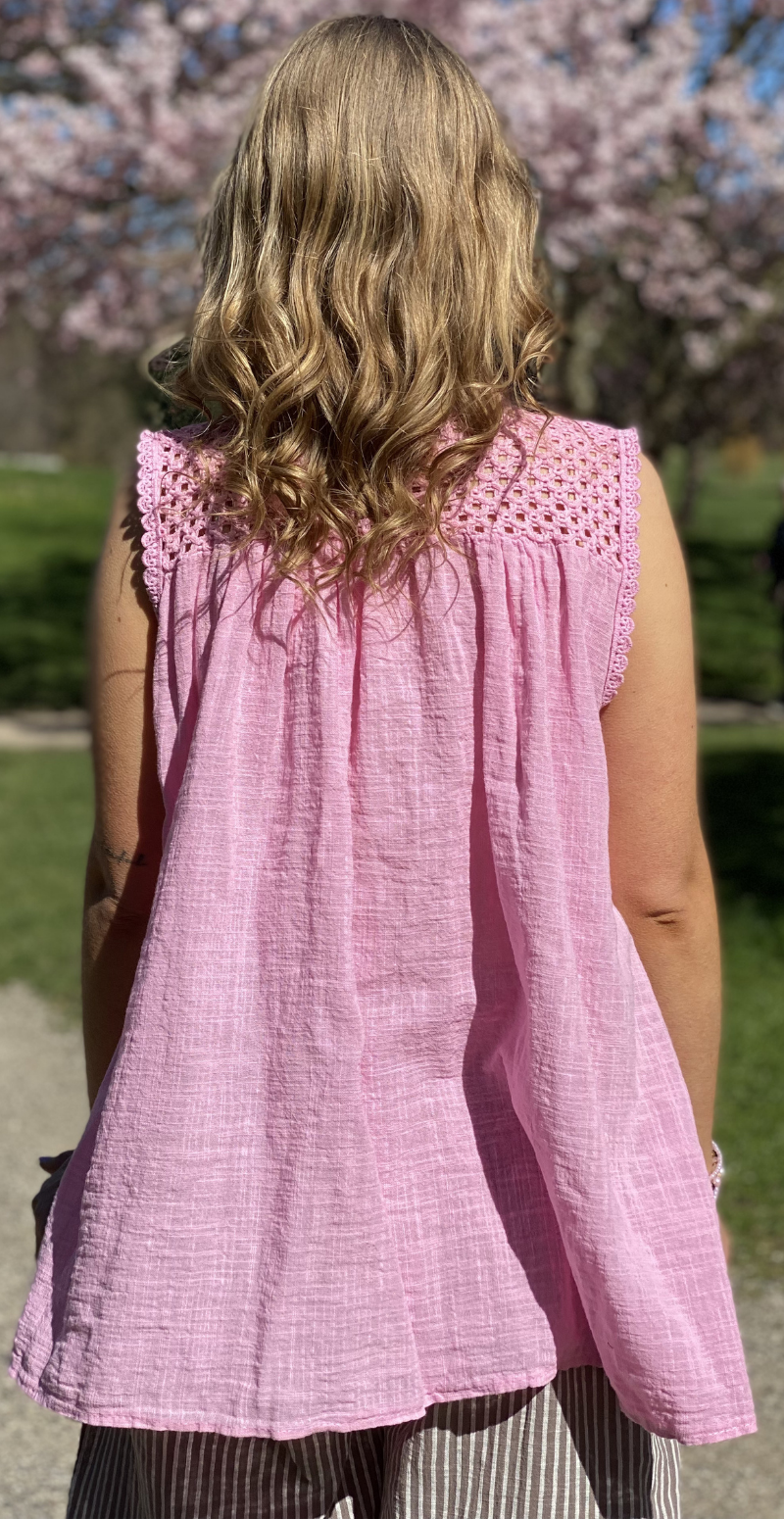 Rinda bluse uden ærmer med peplum og hæklede detaljer pink LikeLondon