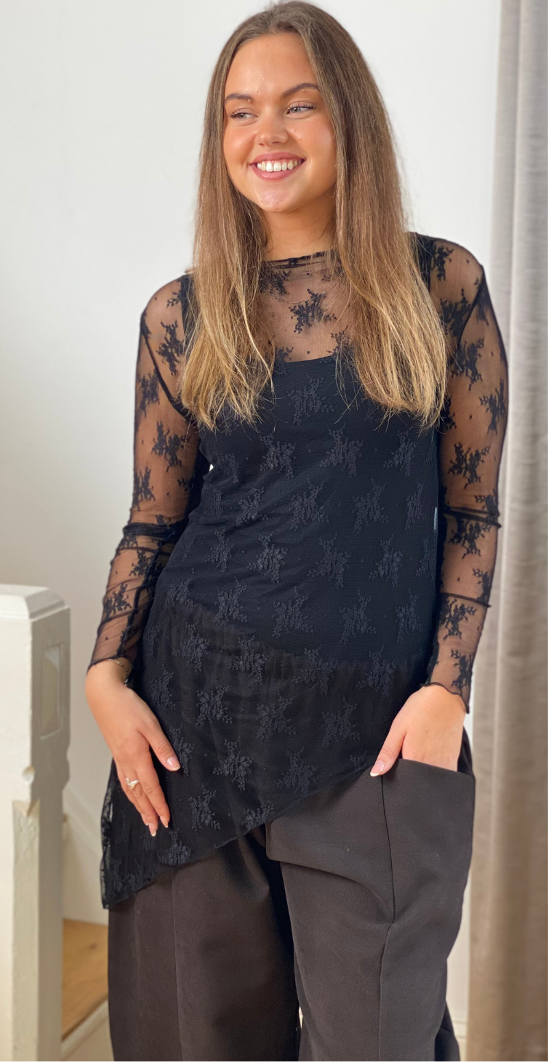 Thea blondebluse med asymmetrisk snit og broderi sort LikeLondon