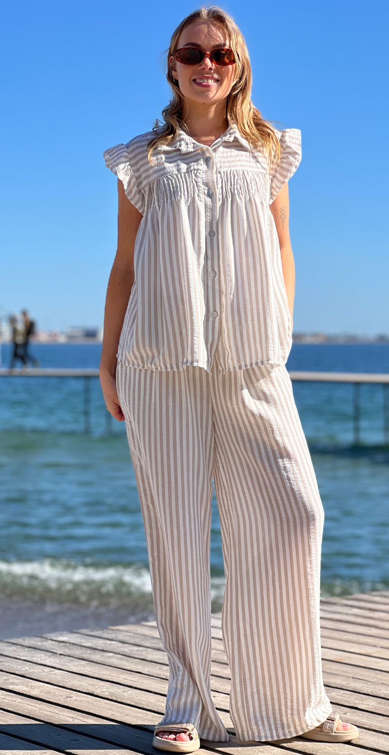 Lilje sæt med stribet bluse og bukser beige LikeLondon
