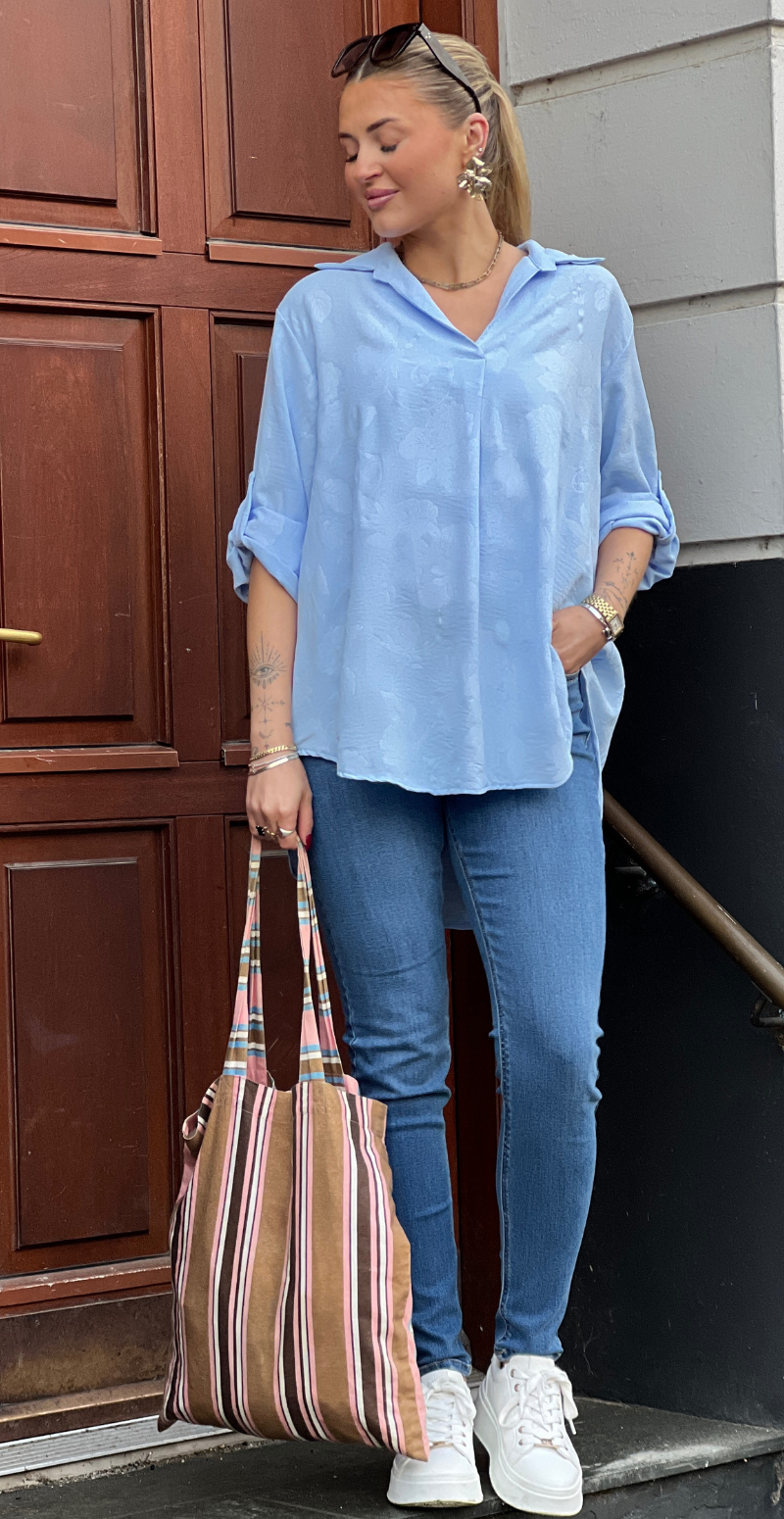 Amanda bluse med præget mønster og krave celeste LikeLondon