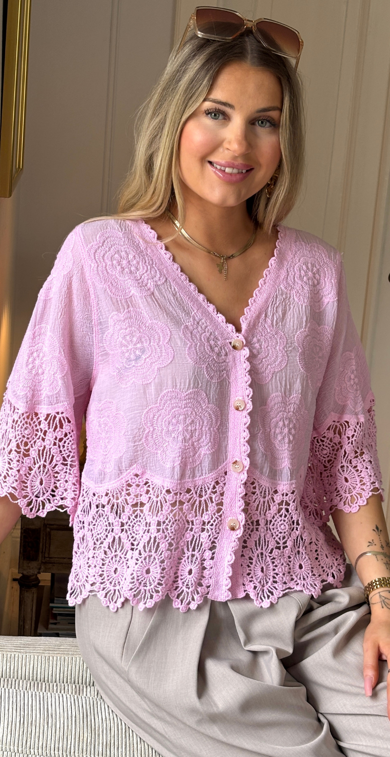 Silvia cardigan med 3/4 ærmer og hæklede kanter rosa LikeLondon