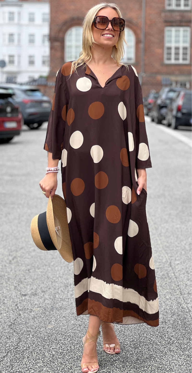 Effie lang kjole med store dots og lommer brun LikeLondon