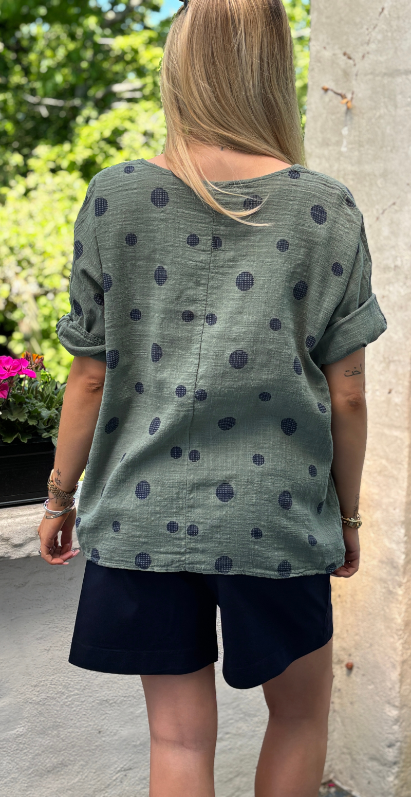 Blair bluse med 3/4 ærme og prikker khaki LikeLondon