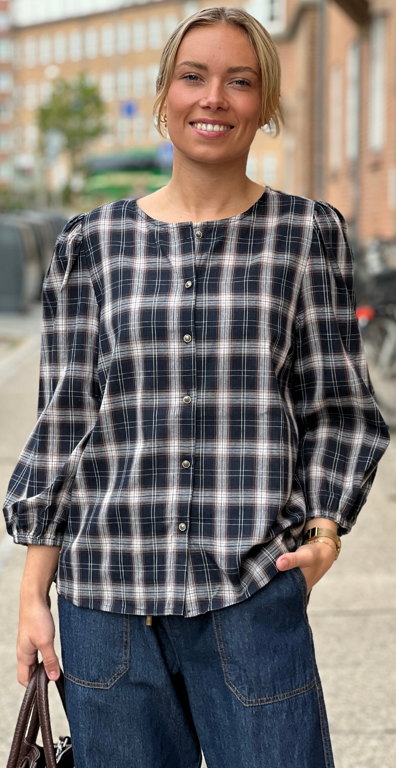 Nerissa bluse med tern og lange ærmer navy blazer w. silver mink Freequent