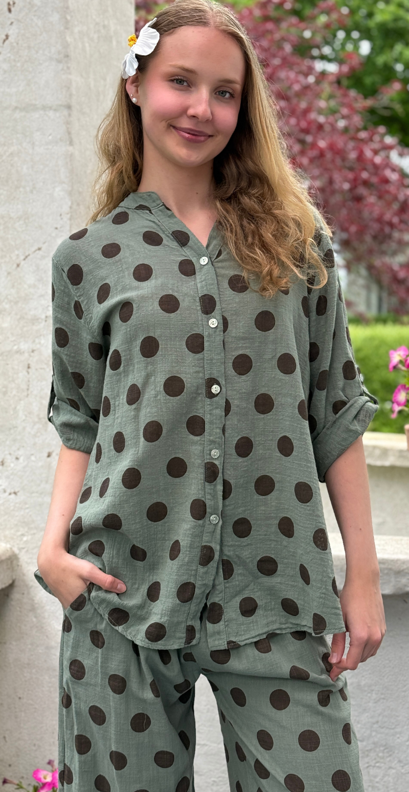Alice skjorte med store prikker og opsmøg på ærmet khaki LikeLondon