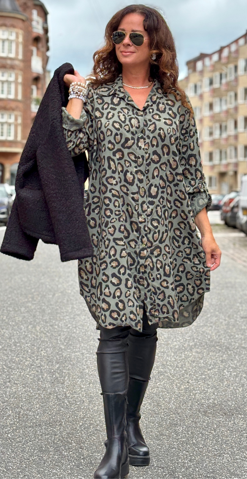 Josie tunika med knapper og leopardprint khaki LikeLondon