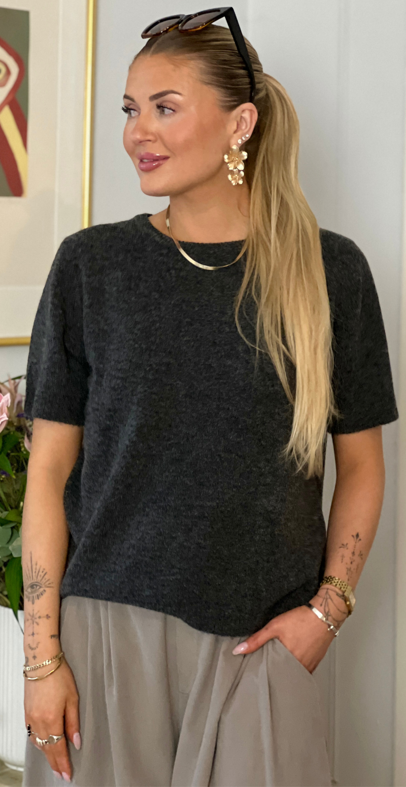 Ejda uldstrik med korte ærmer antracit LikeLondon