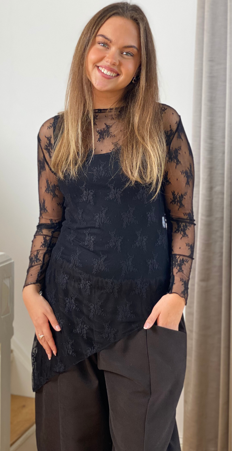 Thea blondebluse med asymmetrisk snit og broderi sort LikeLondon
