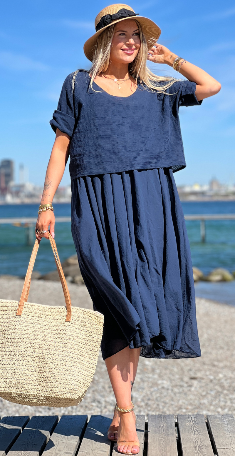Frigg kjole med A-form og tynde stropper med tilhørende bluse navy LikeLondon