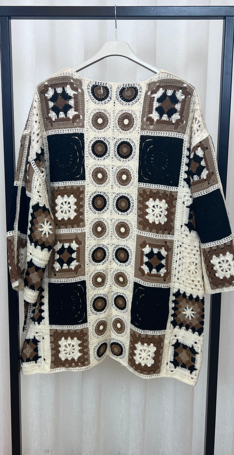 Ludmilla mellemlang cardigan med hæklet mønster sort LikeLondon