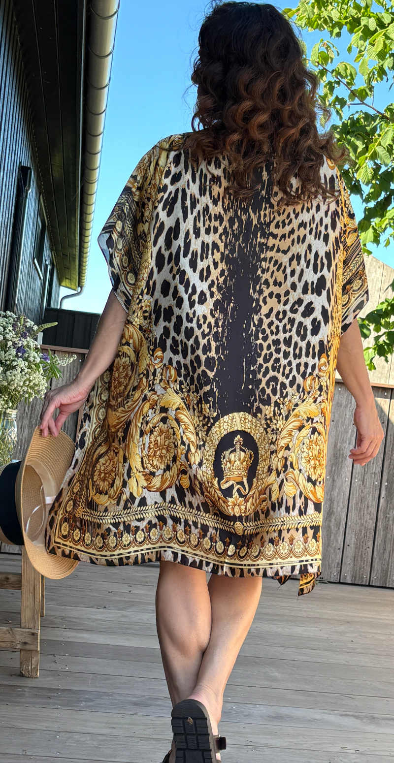 Sarong med leoprint og bådudskæring sort LikeLondon