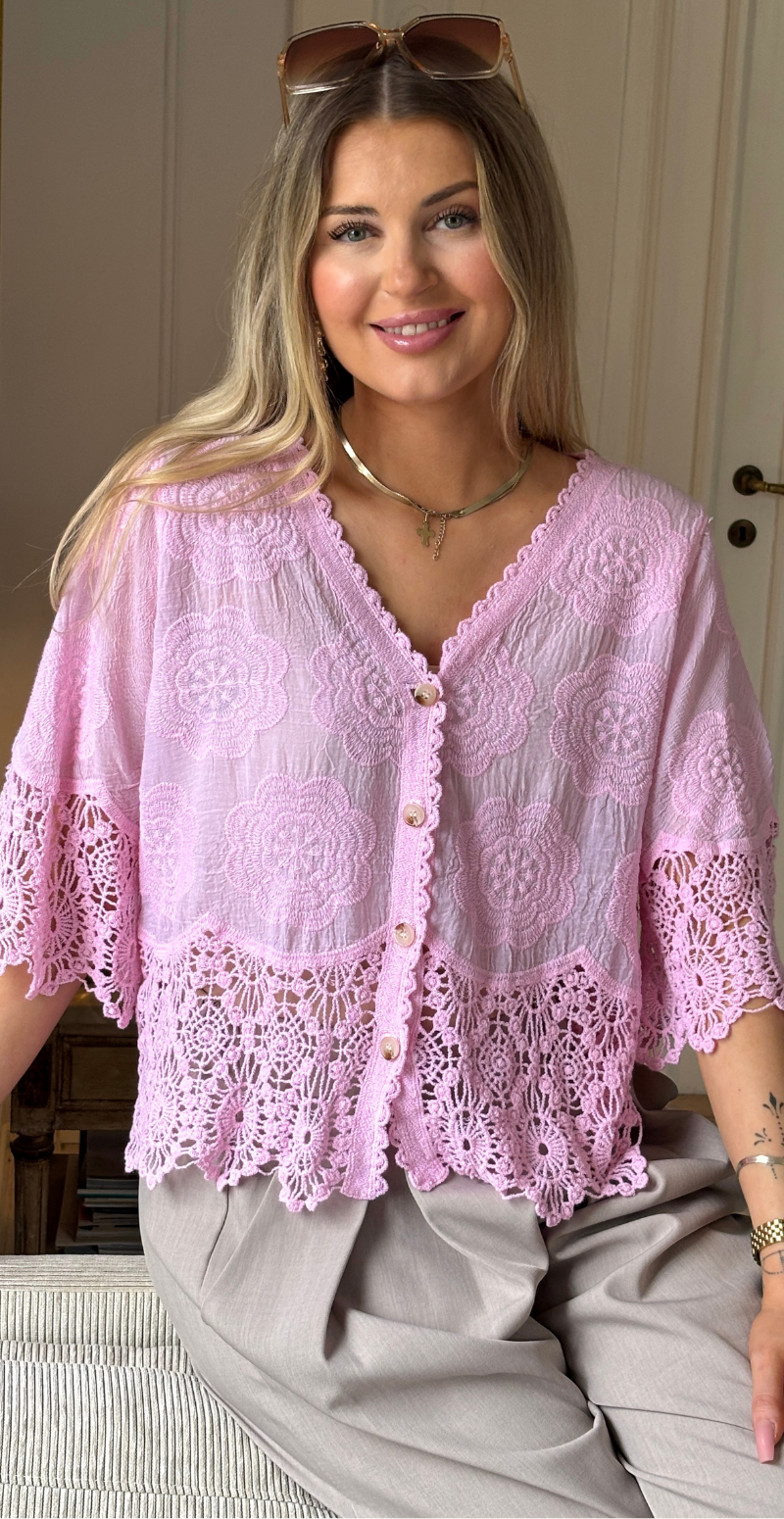 Silvia cardigan med 3/4 ærmer og hæklede kanter rosa LikeLondon