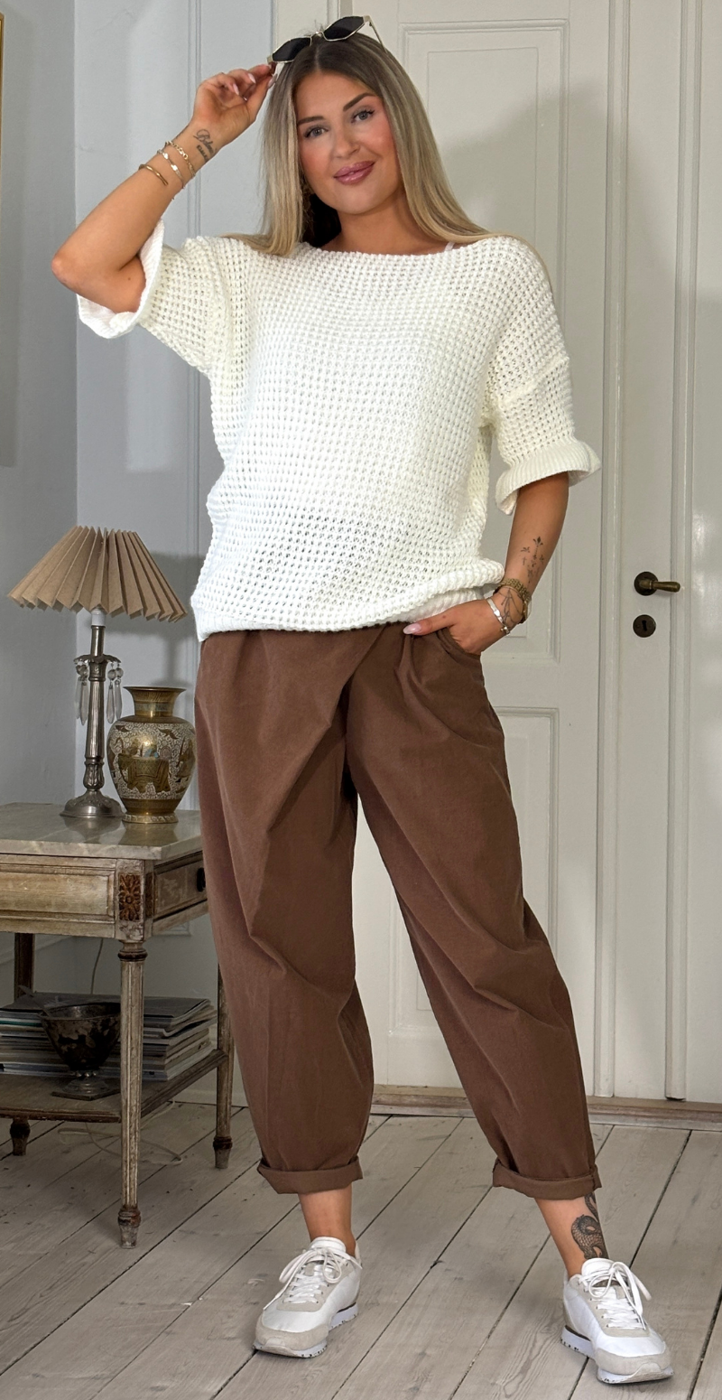 Chia strikbluse med kort flæseærme creme LikeLondon