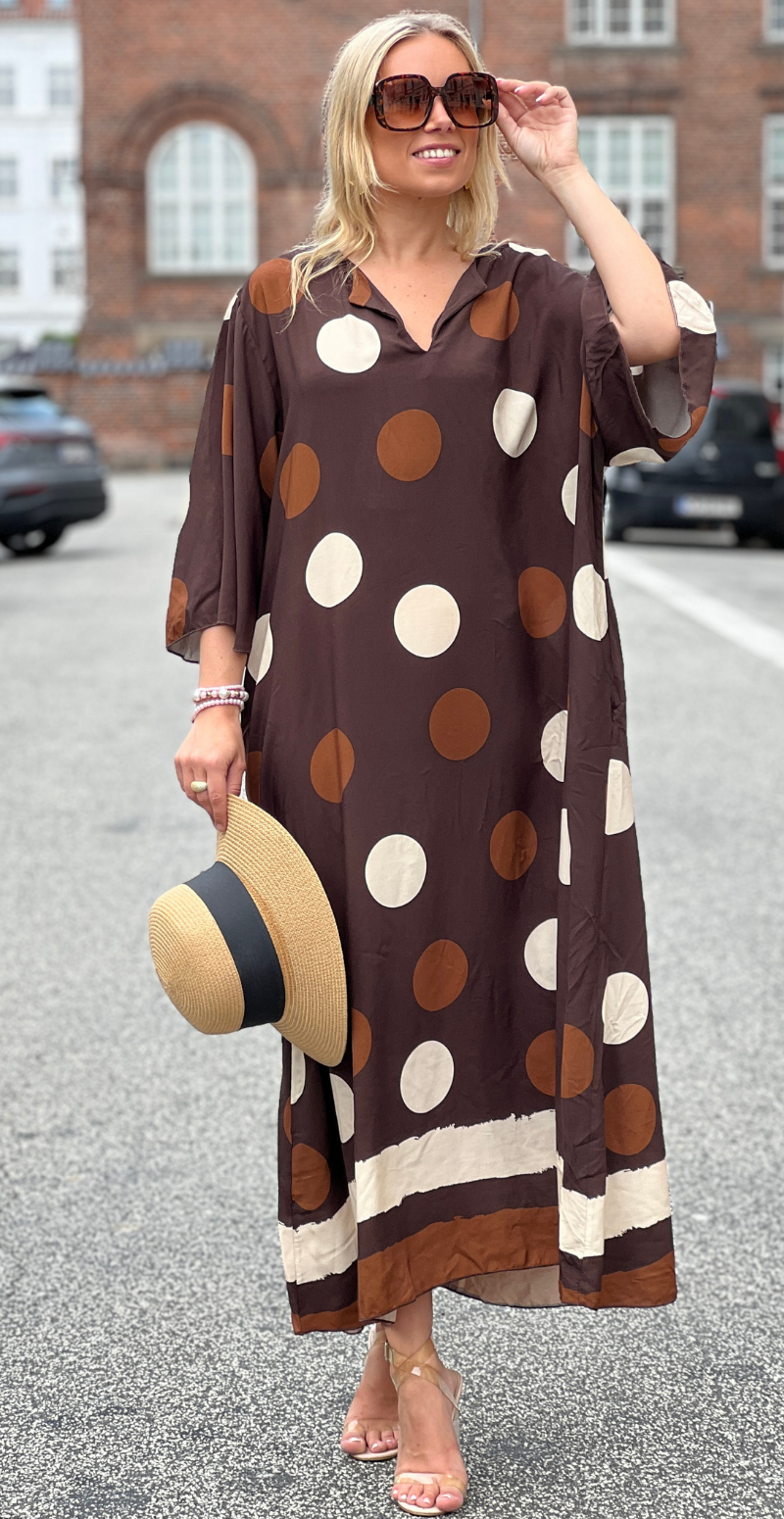 Effie lang kjole med store dots og lommer brun LikeLondon