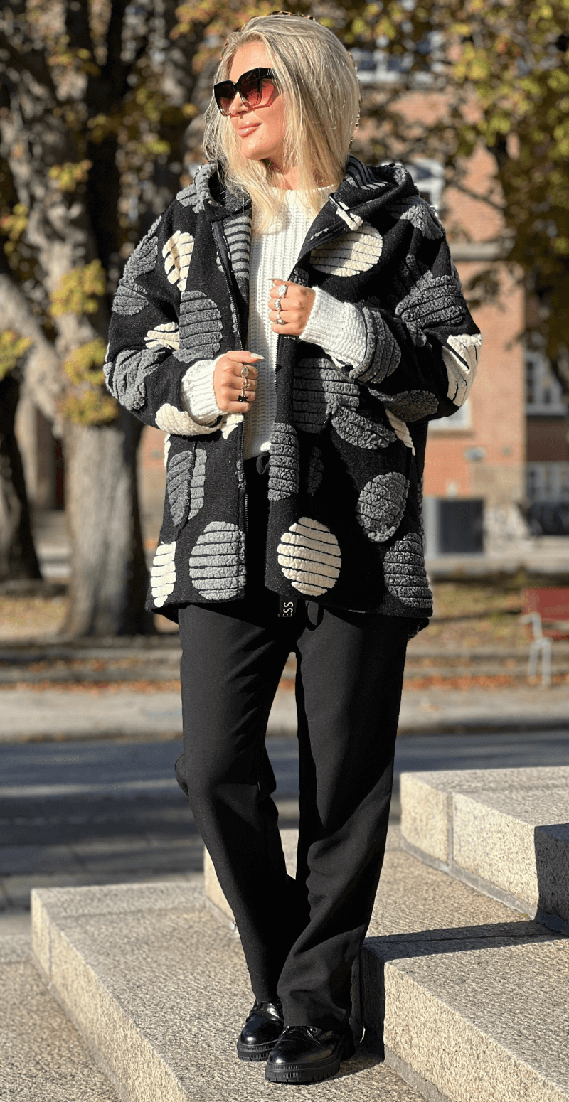 Freya uldjakke store prikker og lynlås sort LikeLondon