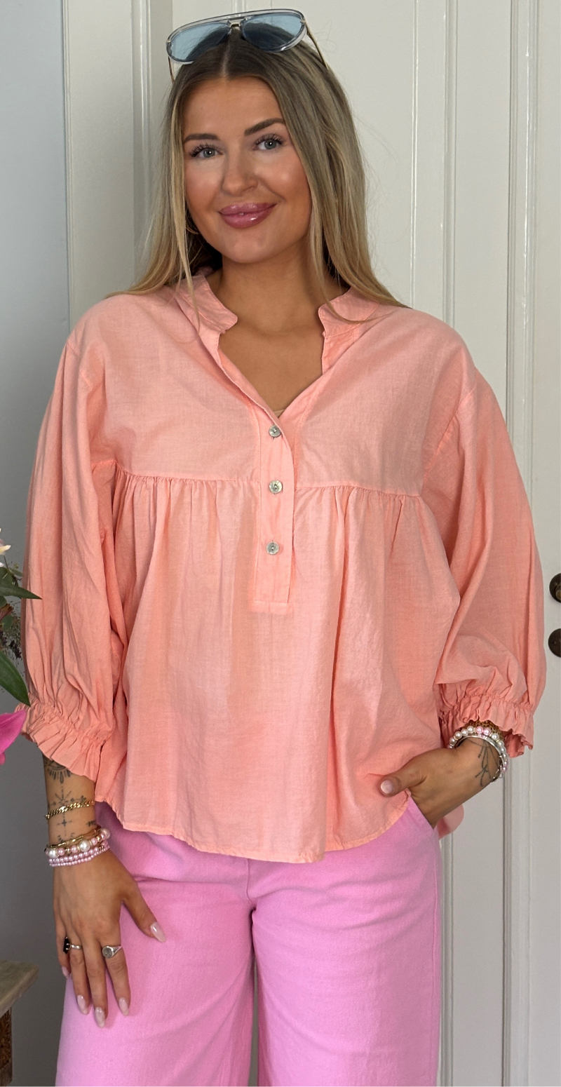 Francie bluse med knapper og ballonærmer peach LikeLondon