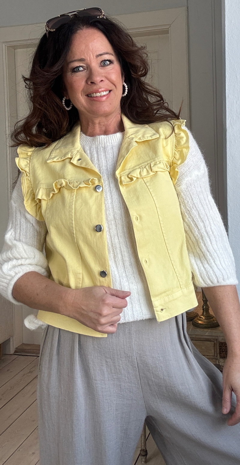 Elli vest med flæsedetaljer gul LikeLondon