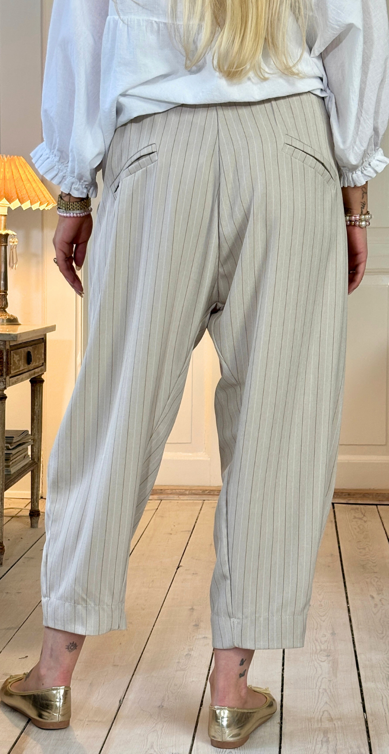 Cleo nålestribet buks i barrel-fit beige LikeLondon